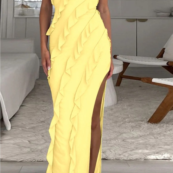Selfie Leslie Dresses & Skirts - Selfie Leslie Strapless Yellow Ruffle Dress
